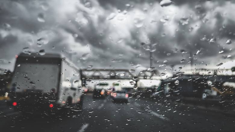 Στο «κόκκινο» η κίνηση στην Αθήνα λόγω βροχής: Ουρές χιλιομέτρων σε Κηφισό, Κηφισίας, κέντρο, Αττική