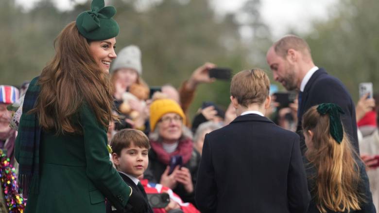 Αστεία δώρα την παραμονή Χριστουγέννων: Η παράξενη παράδοση της βασιλικής οικογένειας