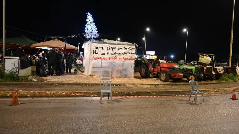 Αγρότες: Έκαναν ρεβεγιόν Χριστουγέννων στα μπλόκα - Πού υπάρχουν προβλήματα στις μετακινήσεις