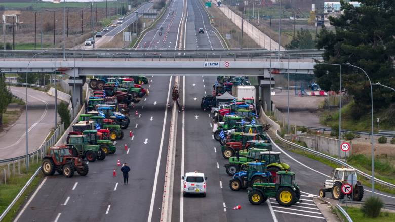 Στα μπλόκα οι αγρότες με ανοιχτούς δρόμους -Το Σάββατο οι αποφάσεις για το μέλλον των κινητοποιήσεων
