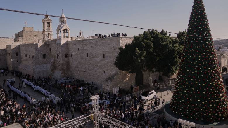 Χαρμολύπη στη Βηθλεέμ που γιορτάζει τα πρώτα Χριστούγεννα μετά από δύο χρόνια