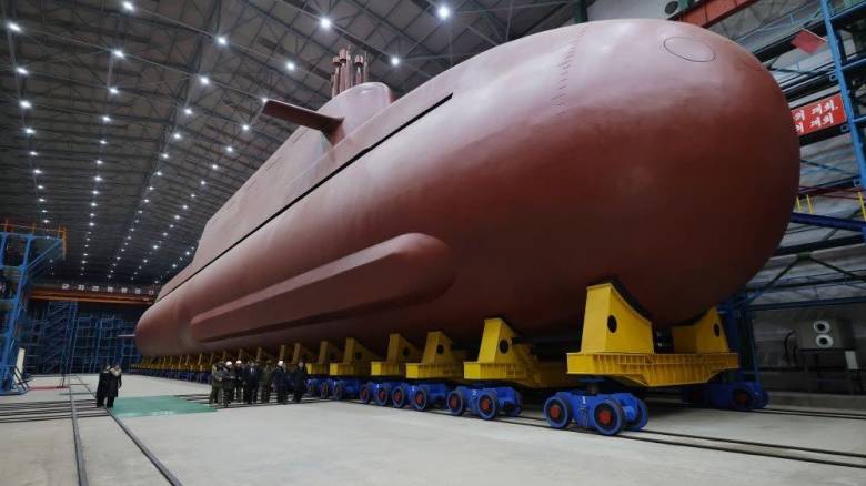 CNNi: Η Βόρεια Κορέα αποκάλυψε το πρώτο «πυρηνοκίνητο» υποβρύχιό της
