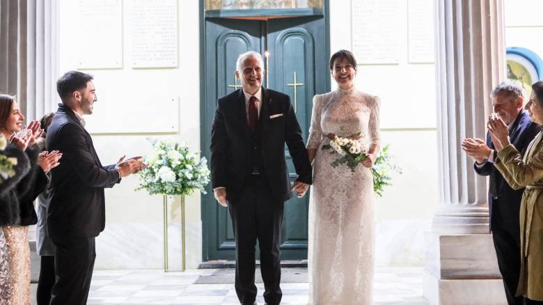 Σε στενό οικογενειακό κύκλο παντρεύτηκαν ο Γιάννης Ραγκούσης και η Μαρίνα Κοντοτόλη