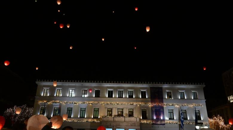 Μαγικές εικόνες στην Αθήνα: Χιλιάδες φαναράκια φώτισαν τον Αττικό ουρανό