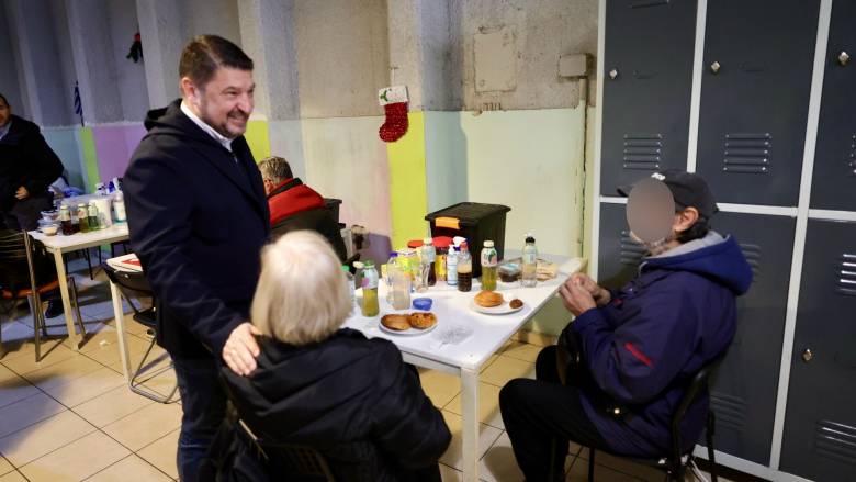 «Κανένας μόνος του στη δική μας Αττική» - H επίσκεψη Χαρδαλιά στη Δομή Αστέγων Πειραιά