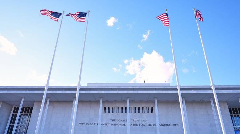 Ο Ντόναλντ Τραμπ μετά το όνομα του Κένεντι Σέντερ θέλει να αλλάξει και τις καρέκλες