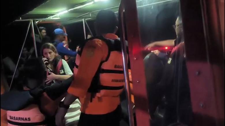 Ινδονησία: Αγνοείται τετραμελής οικογένεια από την Ισπανία μετά τη βύθιση τουριστικού πλοιαρίου