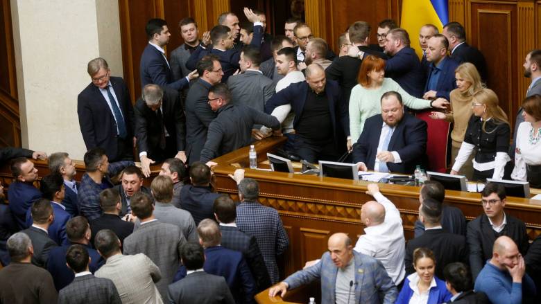 «Μπλόκο» σε έρευνα για δωροδοκία εν ενεργεία βουλευτών στην Ουκρανία