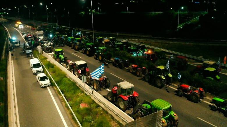 Πάτρα: Αγρότες και κτηνοτρόφοι απέκλεισαν εκ νέου τον κόμβο της Εγλυκάδας