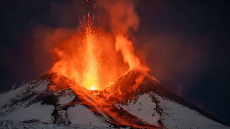 Εντυπωσιακές εικόνες: «Ξύπνησε» πάλι η χιονισμένη Αίτνα - Εκτοξεύει τέφρα και καπνό