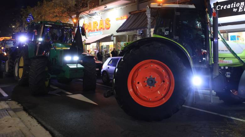 «Απόβαση» αγροτών στο κέντρο της Λάρισας: Διαμαρτυρία με τρακτέρ, κορναρίσματα και φυλλάδια