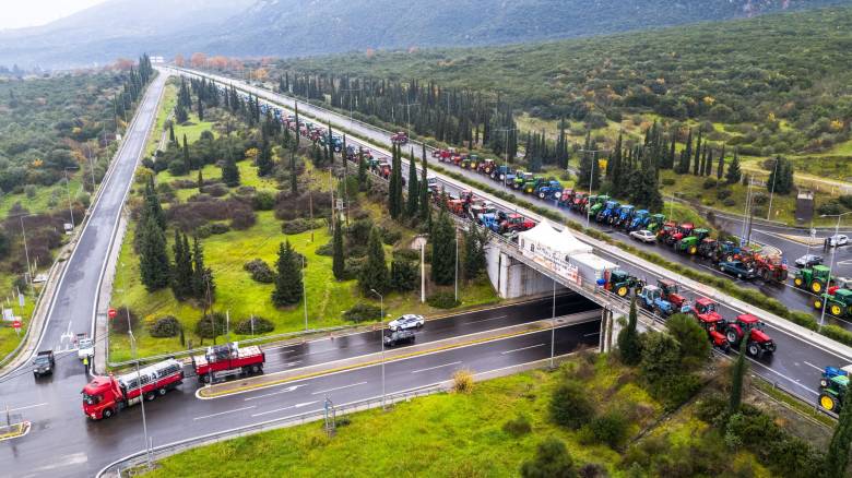 Αγρότες: Μπλόκο σε κεντρικές αρτηρίες και παρακαμπτηρίους- Κλιμάκωση σε δόσεις, ανάπαυλα Πρωτοχρονιά