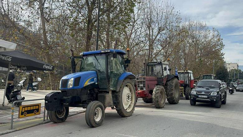 Στο κέντρο των Τρικάλων οι αγρότες με τα τρακτέρ - Πέταξαν σανό σε γραφεία βουλευτών