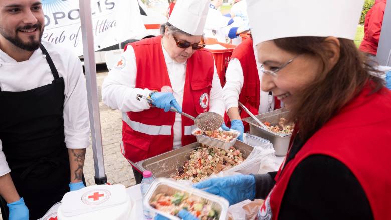 Ο Ελληνικός Ερυθρός Σταυρός μοίρασε γεύματα αγάπης σε άπορους και άστεγους στο Θησείο