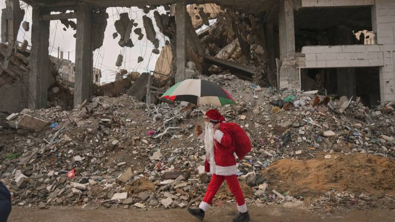 Ανάμεσα στις λάσπες και την καταστροφή: Άη Βασίληδες χαρίζουν χαμόγελα στα παιδιά της Γάζας