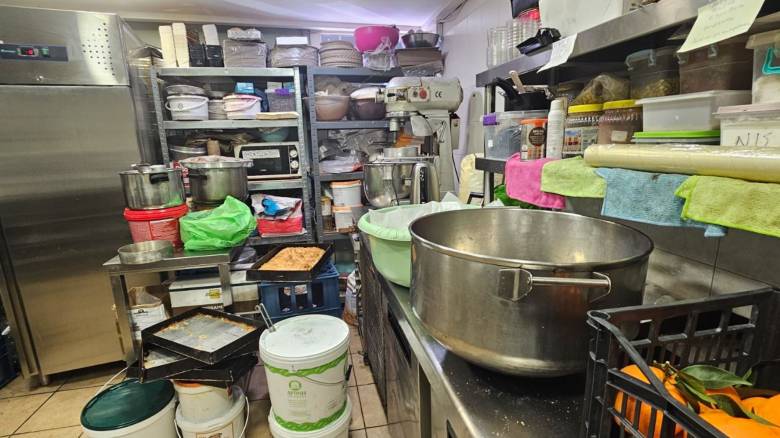 Περιφέρεια Αττικής: Κατασχέθηκαν 12 τόνοι ακατάλληλων προϊόντων, πρόστιμα πάνω από 324.000 ευρώ