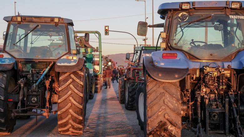 Plan B για τα μπλόκα μελετά η κυβέρνηση: Σε νέους αποκλεισμούς προχωρούν οι αγρότες