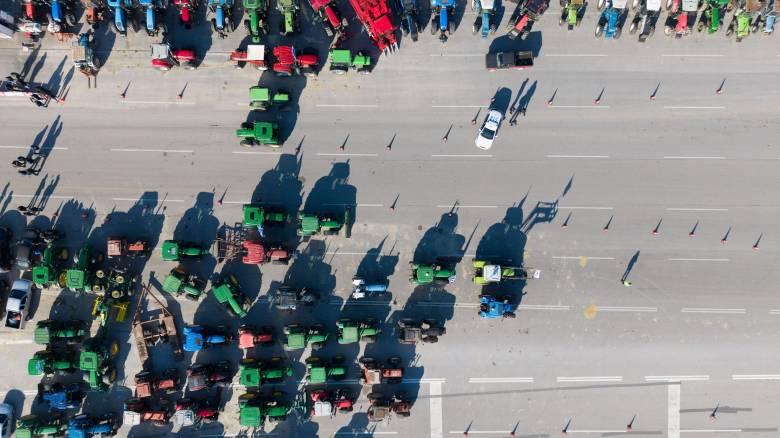 Από νέα μπλόκα μέχρι συλλαλητήριο στο Σύνταγμα εξετάζουν οι αγρότες μετά τις γιορτές