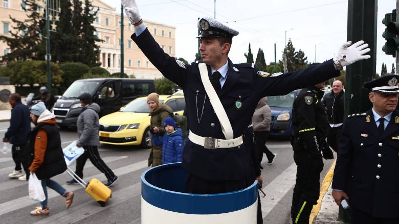 «Δώρο στον τροχονόμο»: Αναβίωσε και φέτος το πρωτοχρονιάτικο έθιμο του «βαρελιού»