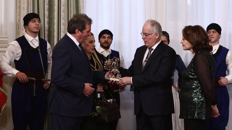 Μήνυμα Τασούλα: Η χώρα  έχει μπροστά της πολλές ευκαιρίες - Κάλαντα στο Προεδρικό