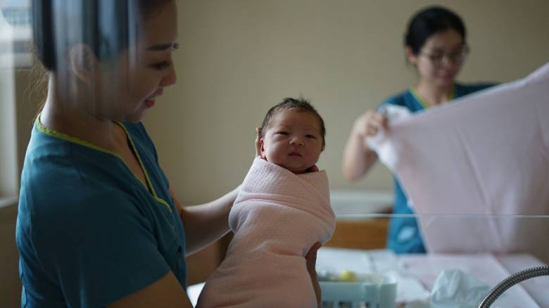 Φόρος στα προφυλακτικά, οικονομικότερη παιδική φροντίδα: Το σχέδιο της Κίνας για αύξηση γεννήσεων