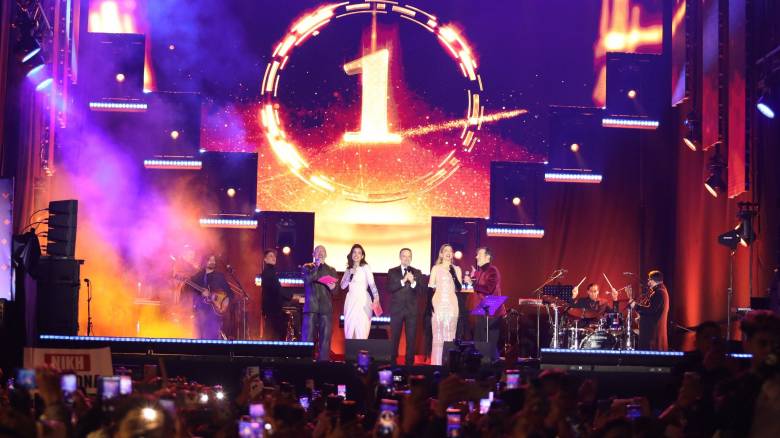 Με drone show και αθόρυβα πυροτεχνήματα η Αθήνα υποδέχθηκε το 2026 σε Σύνταγμα και Πεδίον του Άρεως