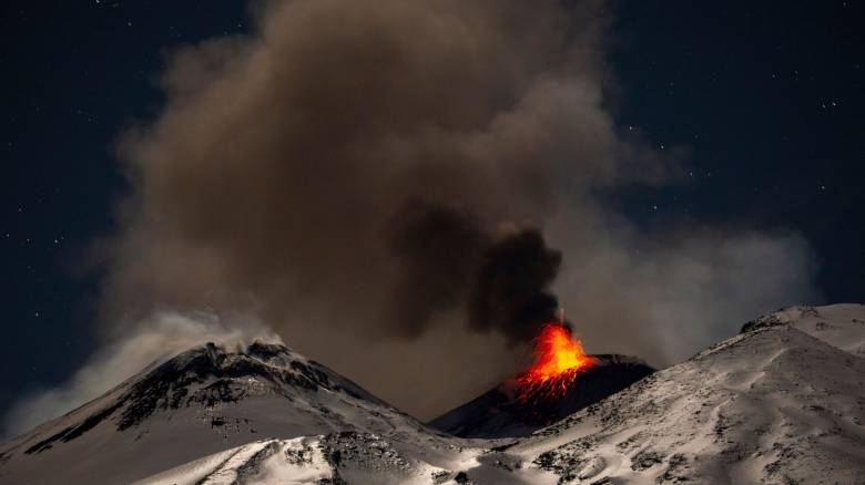 Νέα έκρηξη στην Αίτνα: Εντυπωσιακή ροή λάβας στην κοιλάδα Βάλε ντελ Μπόβε