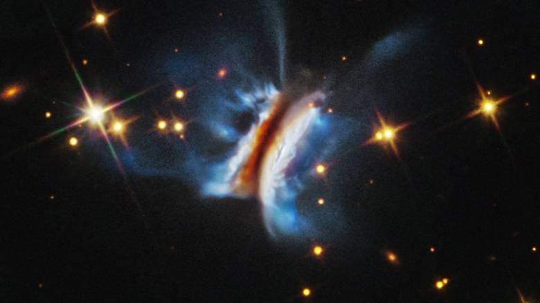 Το διαστημικό τηλεσκόπιο Hubble ξετύλιξε το… χάος μέσα στο «σάντουιτς του Δράκουλα»