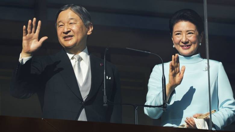 Ο βασιλιάς είναι γυμνός αλλά... αντίστροφα: Νεαρός γδύθηκε μπροστά στον Ιάπωνα αυτοκράτορα