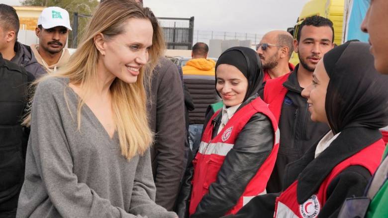 Στο πέρασμα της Ράφα η Αντζελίνα Τζολί - Σε ανθρωπιστική αποστολή για τους Παλαιστίνιους