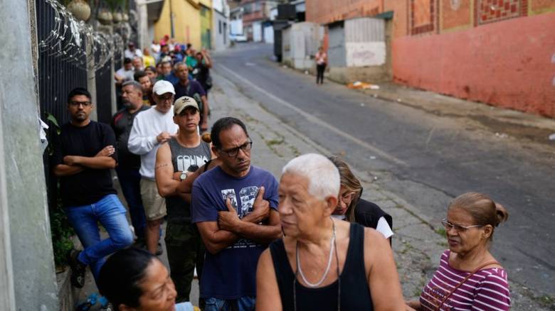 «Δεν ξέρουμε τι μας περιμένει»: Ανησυχία στη Βενεζουέλα για την επόμενη μέρα - Ουρές για τρόφιμα