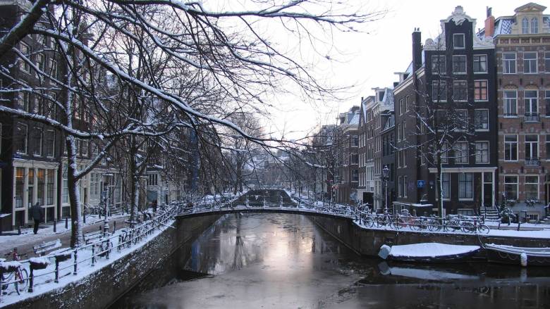 Ισχυρές χιονοπτώσεις στην Ολλανδία - Σοβαρά προβλήματα στις μετακινήσεις