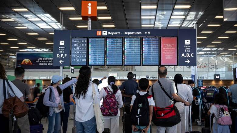 Χιονοθύελλα πλήττει τη Γαλλία – Ματαιώνεται το 15% των πτήσεων από Παρίσι