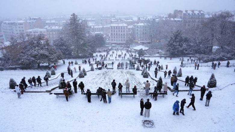 Σφοδρή χιονόπτωση σε Γαλλία, Ολλανδία και Βρετανία - Σοβαρά προβλήματα στις μεταφορές
