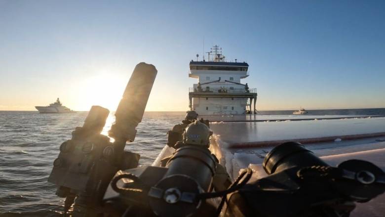 Καρέ καρέ η «κινηματογραφική» απόβαση Φινλανδών κομάντο σε πλοίο ύποπτο για δολιοφθορά