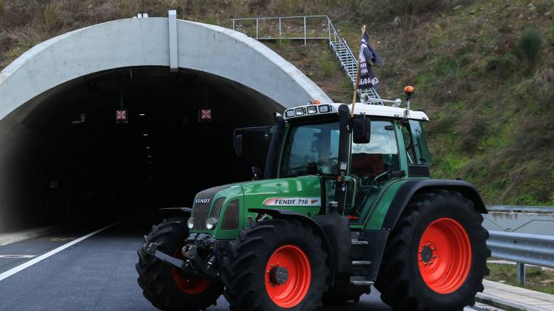 Αγρότες: Ελεύθερη διέλευση για τους στρατιωτικούς και τους συγγενείς θυμάτων των Τεμπών