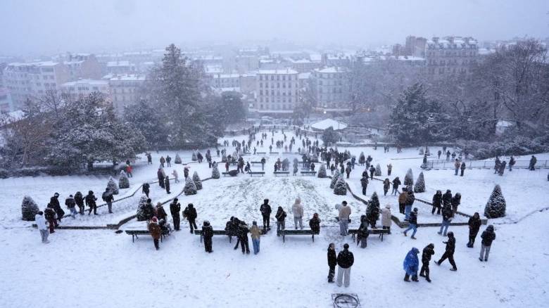 Σε κλοιό χιονιά η Ευρώπη: Πέντε νεκροί στη Γαλλία, ακύρωσεις πτήσεων, χειρόφρενο στις μεταφορές
