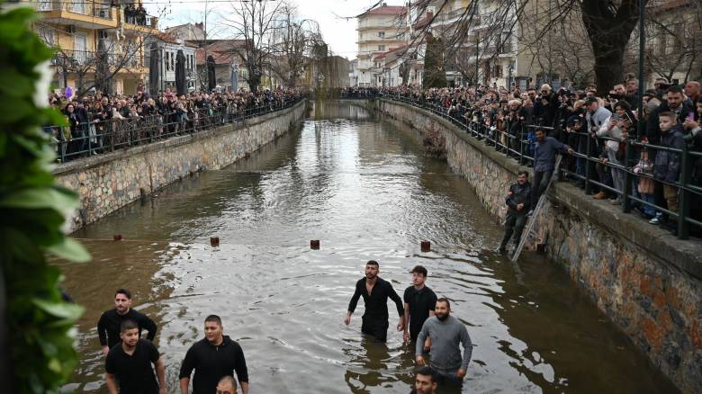 Αγριος καβγάς στην Φλώρινα για την διεκδίκηση του Σταυρού - Πιάστηκαν στα χέρια οι κολυμβητές