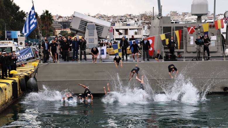 Θεοφάνεια: Εορτασμοί σε όλη τη χώρα - Η τελετή Αγιασμού των Υδάτων σε Αθήνα, Πειραιά, Θεσσαλονίκη