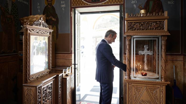 Οι ευχές Μητσοτάκη για τα Θεοφάνεια - Το κερί στο εκκλησάκι της 112 Πτέρυγας Μάχης