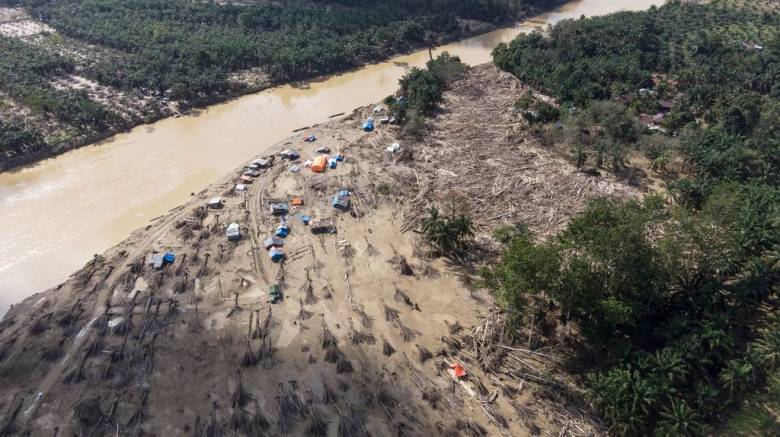 Ινδονησία: 14 νεκροί από ξαφνικές πλημμύρες - Συνεχίζονται οι έρευνες για τέσσερις αγνοούμενους