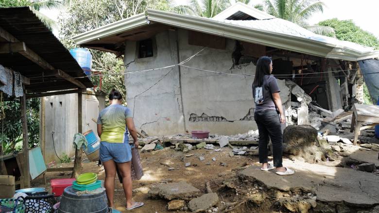 Ισχυρός σεισμός 5,7 Ρίχτερ στις Φιλιππίνες - Καμπανάκι για μετασεισμούς