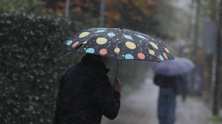 Σε κλοιό κακοκαιρίας η χώρα με επικίνδυνες καταιγίδες, χαλάζι και 9 μποφόρ: Πού θα «χτυπήσουν»