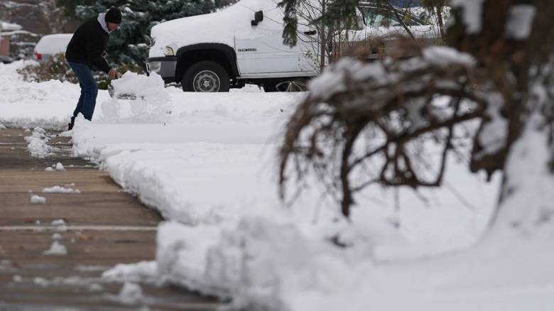 Σπάνια ψυχρή εισβολή στο Μαρόκο: Χιόνι «σκέπασε» δρόμους στην Ούτζα μετά από 25 χρόνια