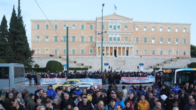 Κλειστή η βασιλίσσης Αμαλίας - Συγκέντρωση για το νομοσχέδιο για τις Ένοπλες Δυνάμεις
