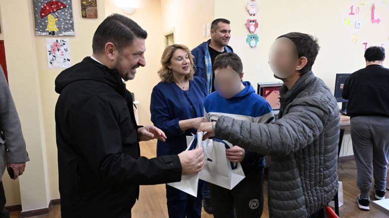 Επίσκεψη Χαρδαλιά σε παιδιά ΑμεΑ στον Χολαργό - 1,23 εκατ. ευρώ η χρηματοδότηση της Περιφέρειας