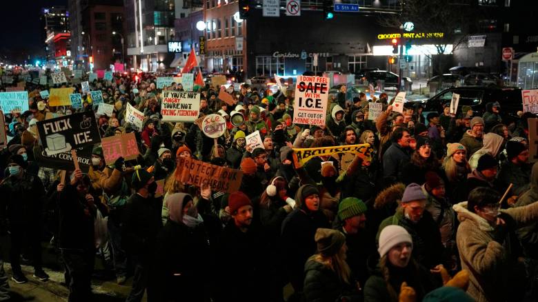 ΗΠΑ: Μεγάλες ολονύχτιες διαδηλώσεις στην Μινεάπολη ενάντια στην δολοφονία αμερικανίδας από την ICE