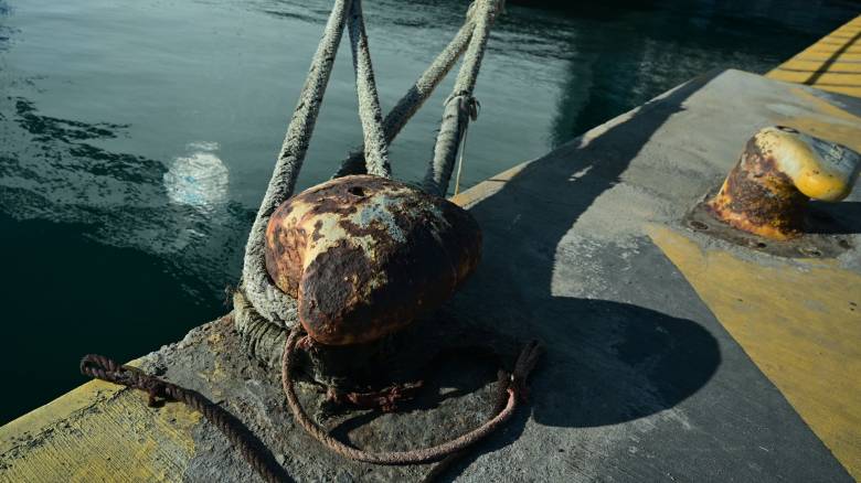 Ταλαιπωρία για επιβάτες στα λιμάνια: Δεμένα τα πλοία στον Πειραιά χωρίς επίσημο απαγορευτικό