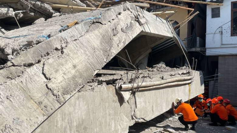 Ισχυρός σεισμός 6,8 ρίχτερ στην Ινδονησία