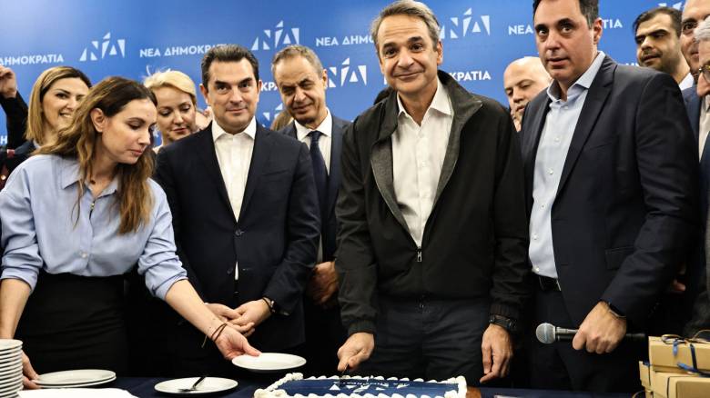 Μητσοτάκης στην κοπή της πρωτοχρονιάτικης πίτας της ΝΔ: Επιτυχίες να έχουμε πάντα- Δείτε φωτογραφίες